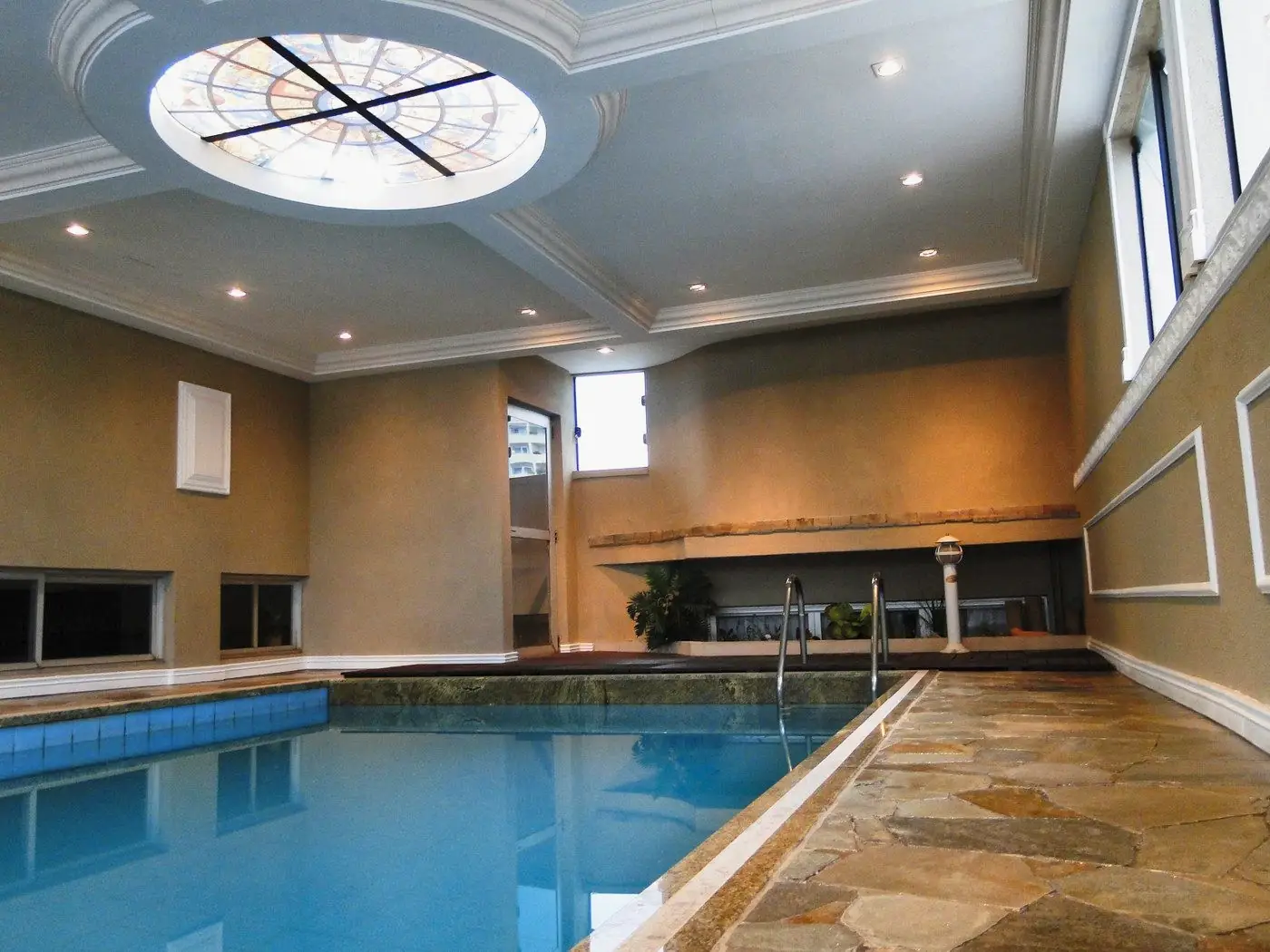 Piscina coberta e aquecida na cobertura do hotel, sob uma claraboia de vitral